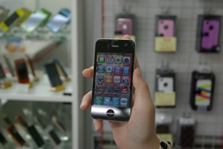 iPhone4のガラスが割れ、黒のフレーム部分も傷ついてしまった